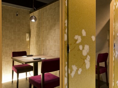 2人きりの個室でロマンティックなディナーデート