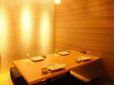 2人きりの個室でロマンティックなディナーデート