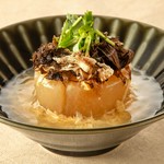 たっぷりの出汁が染みた大根にふわとろのあったかい玉子あんかけをかけた冬らしい一品。