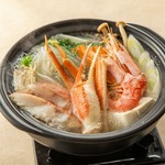 ずわい蟹、海老、白身魚などを贅沢に使用。〆は海鮮の出汁が凝縮された雑炊がおすすめ。