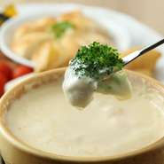 旬の野菜や新鮮な魚介を使われているので、素材の美味しさをそのままいただく料理もおすすめ。『ウメ子のチーズフォンデュ』など、店の名前を冠したメニューはぜひお試しあれ。