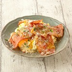 梅最中に濃厚な味わいのレバーパテを挟みました。