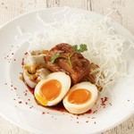 チーズ入りのとろける味わいのオムレツ。明太子ソースはみんな大好きな味わい。