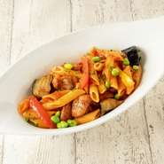 彩りの良い夏野菜とピリッと辛いトマトソースが食欲をそそります。ショートパスタなのでおつまみ感覚でどうぞ。