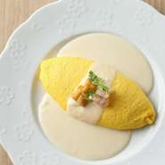 卵の黄色が映える美しい一皿『雲丹とずわい蟹のチーズオムレツ』