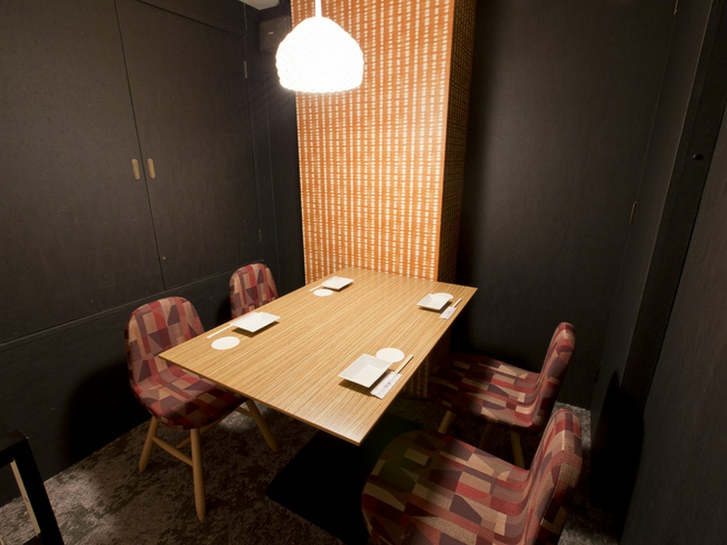 間接照明の灯りが素敵な隠れ家的お食事処