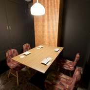 和装と洋装を見事に融合させた、ハイカラな雰囲気がとても素敵。可愛らしい壁紙と格子の壁から透けて見える室内の様子に、心が躍ります。