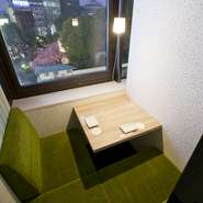 様々な大きさの個室をご用意しておりますので、カップルから宴会まで利用できます。この柔軟に対応できるスタンスが、【ウメ子の家】が持つ魅力のひとつ。日々、大勢訪れるゲストのニーズに全力で応えています。