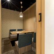 接待や商談の場として利用するのはいかがでしょう。ナチュラルな木のテーブルや椅子を使った掘りごたつ席は、和の温もりも感じさせてくれます。
