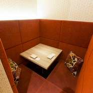 可愛らしさとクラシカルな意匠が、絶妙なバランスで施されている内装。カジュアルでも特別な日のデートでも、どちらでも訪れやすい雰囲気です。居心地のよさを感じながら過ごすふたりの絆は、さらに深まります。
