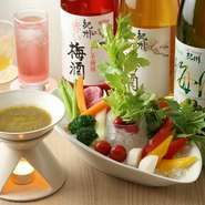 コース料理は、全て飲み放題を付けられます。通常の「50種類の飲み放題」にプラス500円すれば、「100種類飲み放題」のワンランクアップへ変更可能。さまざまなプランを考え、魅力的なメニューを提案をしています。
