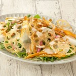 シーザーサラダに温泉玉子をトッピング。