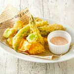 アスパラ、スナップエンドウ、そら豆、菜の花、ジャガイモ、玉葱をカリっと香ばしく揚げました。明太マヨが食欲をそそります。