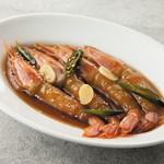 にんにくや生姜等を加えた特製醤油ダレに赤海老をじっくりと漬け込んだ、韓国定番のおつまみ。
※2尾からのご注文になります