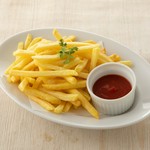 唐揚げに韓国風のヤンニョムソースを絡め、ピリ辛な味わい。