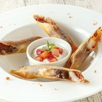 春巻きの中に、小豆餡とお餅を閉じ込めました。特製の苺クリームをディップしてどうぞ。