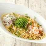 もっちり食感のパンケーキにホイップ、あずき、わらび餅、バニラアイスをのせました。