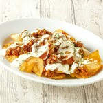 揚げ立てポテトチップスに、甘辛の肉味噌とチーズソースをたっぷりかけた大満足メニュー。