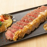 黒毛和牛のもも肉を使用。コクがある醤油ベースのソースは玉葱の甘みとわさびの風味が絶妙なバランス。