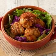 オリジナルの甘辛ダレをアツアツのモチコチキンに絡めました。これはヤミツキ間違いなし！