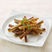 繊維豊富なごぼうを唐揚げにしました。食感が人気の秘密。