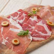 北海道産生ハム、イタリア産コッパとプロシュートの盛り合わせです。