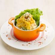 目からうろこのポテトサラダ。カレーマヨネーズで和えた沢庵がポイント！