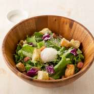 スモークチーズ、パルメザンチーズ、カマンベールチーズをブレンドした濃厚シーザードレッシングが決め手。ちょっと贅沢なサラダです。 2人前：759円