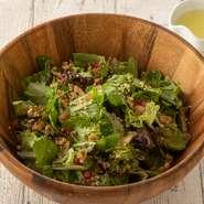 たっぷりのグリーンサラダに様々なハーブ、ナッツの香ばしさやキヌアの食感ザクロの甘酸っぱさ、全てがマッチした楽しいサラダ。 2人前：759円