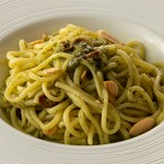 にんにく、鷹の爪、オリーブオイルで作るシンプルなパスタにジェノベーゼソースをプラス。