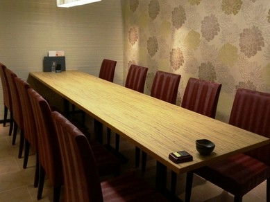 和の伝統とモダニズムが融和した空間で、プレミアムなひとときを