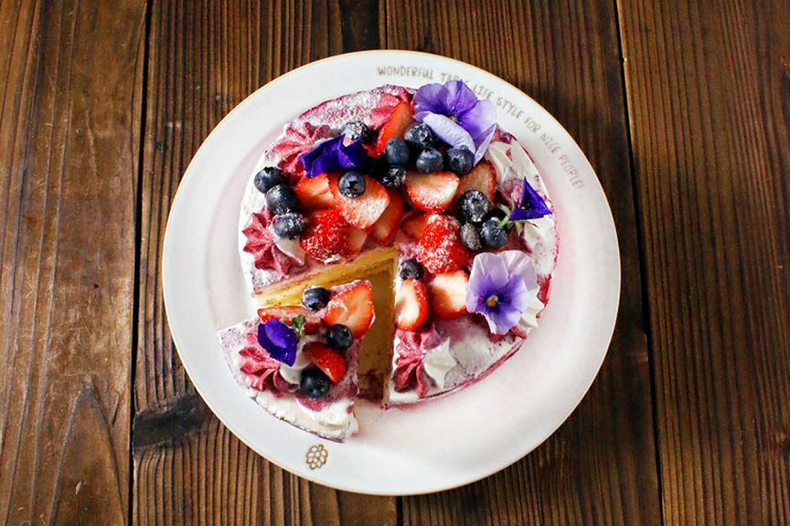 ホールケーキやメッセージプレートもご用意。