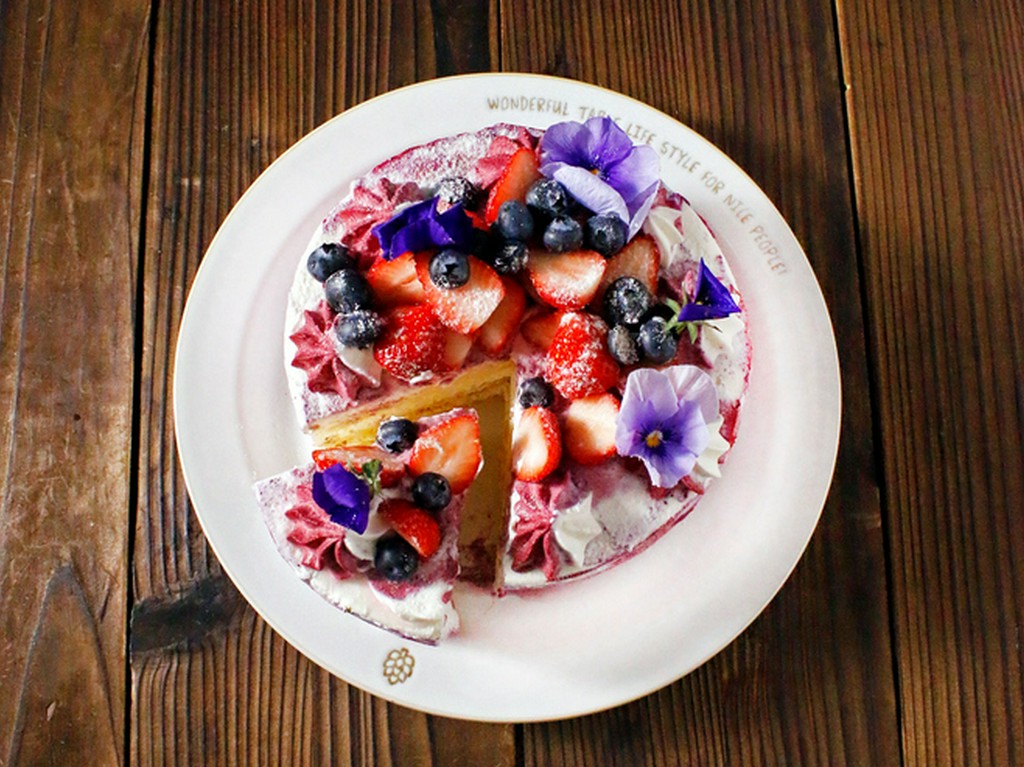 ホールケーキやメッセージプレートもご用意。