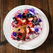 ホールケーキやメッセージプレートもご用意。