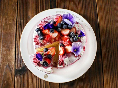 ホールケーキやメッセージプレートもご用意。