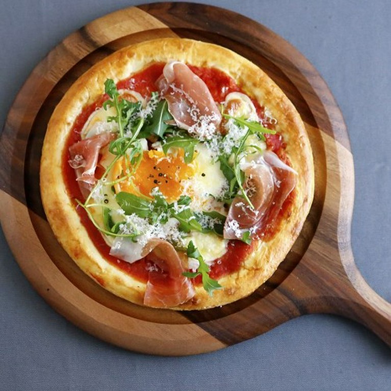 生ハムとセルバチコのビスマルク風ピッツァ