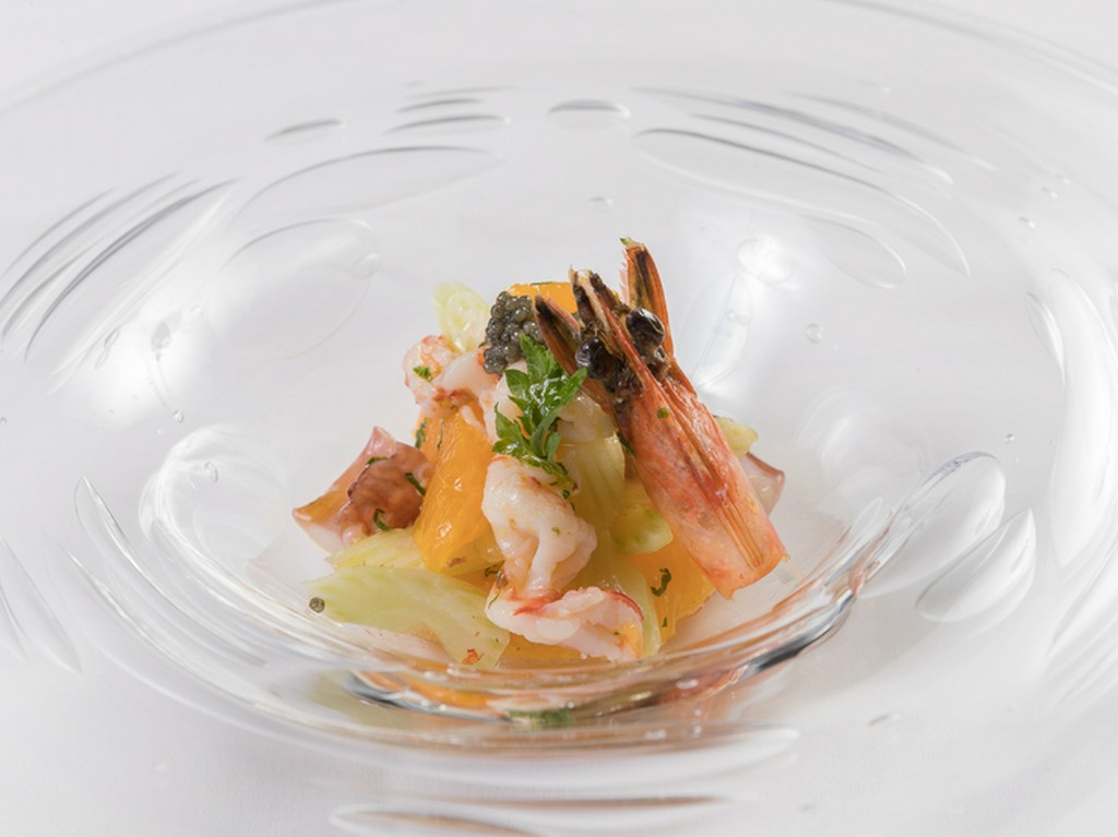 素材の旨味を最大限に引き出した『車エビと島蛸、セロリとオレンジのフーチバ風味マリネ』
