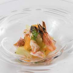 素材の旨味を最大限に引き出した『車エビと島蛸、セロリとオレンジのフーチバ風味マリネ』