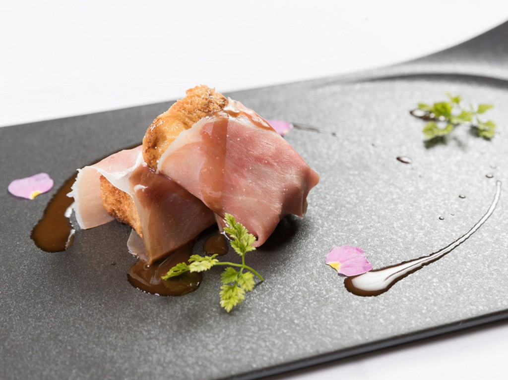 「沖縄イタリアン」とも呼ぶべき珠玉のひと皿『黒糖フレンチトーストの生ハム巻　バルサミコソース』