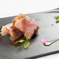 「沖縄イタリアン」とも呼ぶべき珠玉のひと皿『黒糖フレンチトーストの生ハム巻　バルサミコソース』