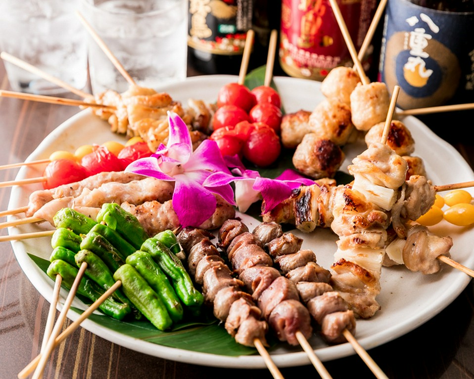 様々な味わいを楽しめる一皿『串焼き盛り合わせ』