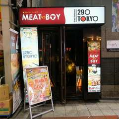 梅田駅から徒歩5分、ビルの1Fにある肉バル