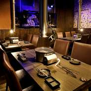 蒼いダウンライトが幻想的な光を放つ神秘的な雰囲気は、結婚式2次会にもお誂え向き。最大70名までの団体席もあり、思い出に残る素敵なパーティーを演出してくれます。