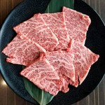 赤身と旨味のバランスが最高の部位「カイノミ」。非常に柔らかい肉質で、バラ肉のしつこさがない上品な味わいを楽しめます。（4380円コースに+550円で追加できます）