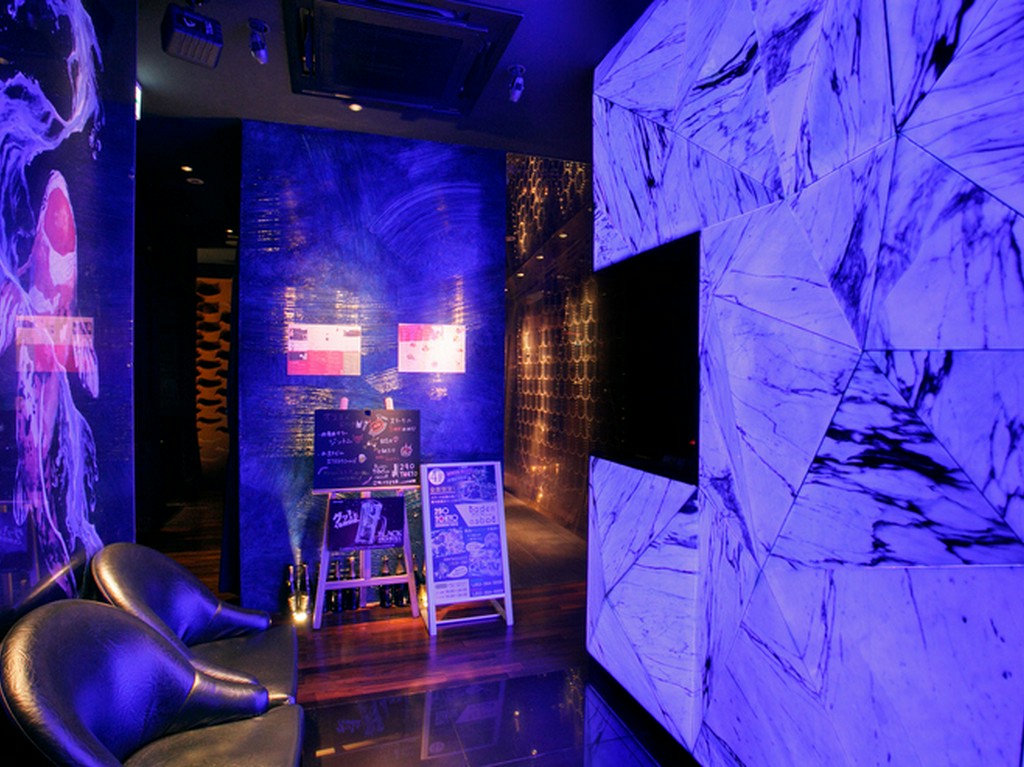 幻想的なムード漂うエントランスの先には、落ち着いた大人の世界