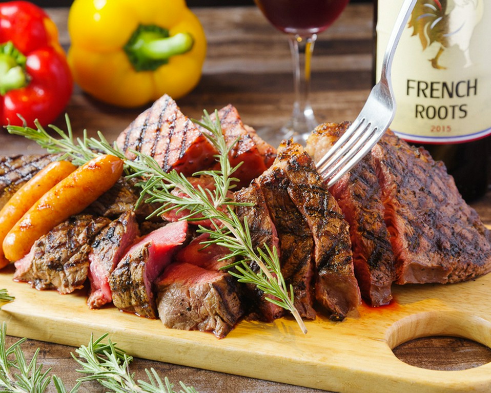 自慢のステーキは[部位]と[グラム]を選んでオーダー♪