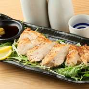 肉厚な鶏肉をじっくりと炭火で炙り、外はパリッと、中はジューシーに仕上げて旨味を閉じ込めてあります。柚子胡椒、ポン酢、レモンなどお好みでどうぞ。
