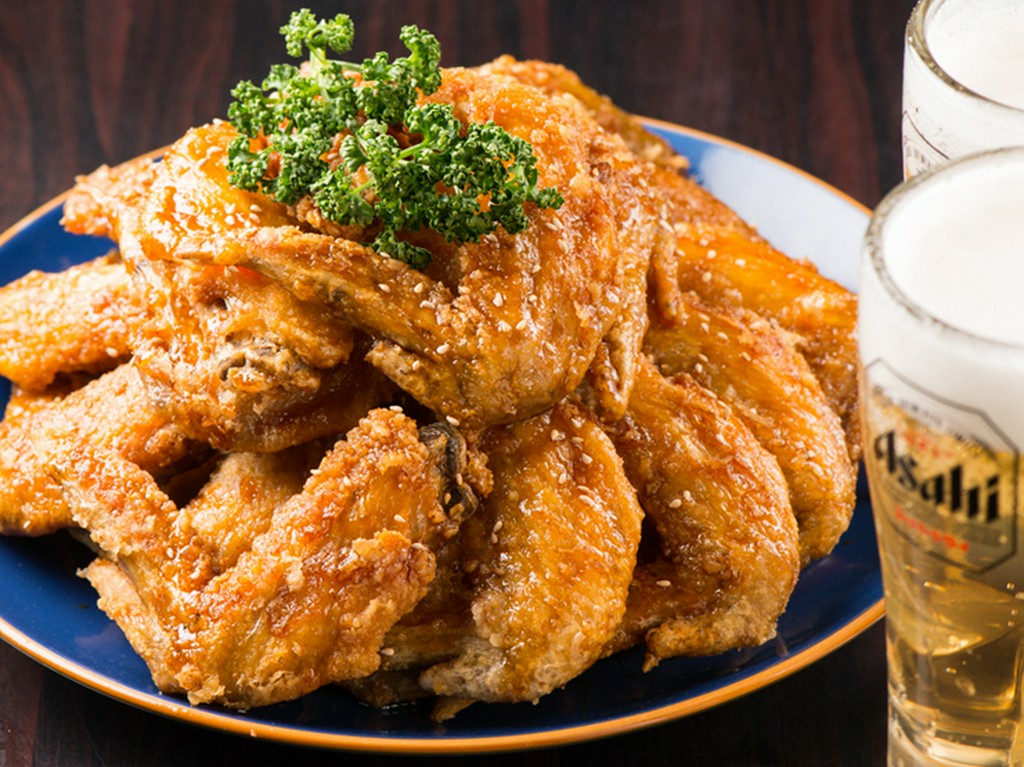 手羽先の唐揚げはオーダー必須！氷点下ビールと一緒に召し上がれ