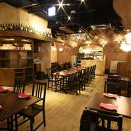 店内の壁にはいたるところに古代の人間や、動物など壁画調のイラストが描かれ、まるで洞窟の中にいるような感じ。日常を忘れてリフレッシュできる素敵な空間です。