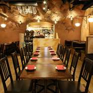 店内はオープンなワンフロアになっており、店全体を見渡すことができます。開放感のある広いスペースは、貸切だと40名～55名ほどの宴会が可能。歓送迎会や誕生日会など、各種パーティーにぴったりです。